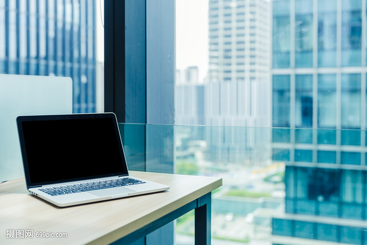 科技与人文的完美融合 公司办公环境中的电脑一角